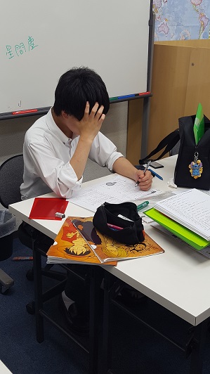 テスト勉強に燃える高校生